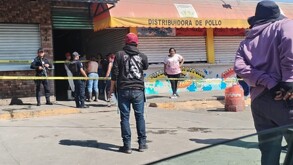 Policía acordona zona de un crimen en la Central de Abasto en Puebla.