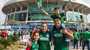 Familia mexicana vistiendo playeras de la Selección Mexicana a las afueras del Estadio Akron en Guadalajara con multitud de personas de fondo