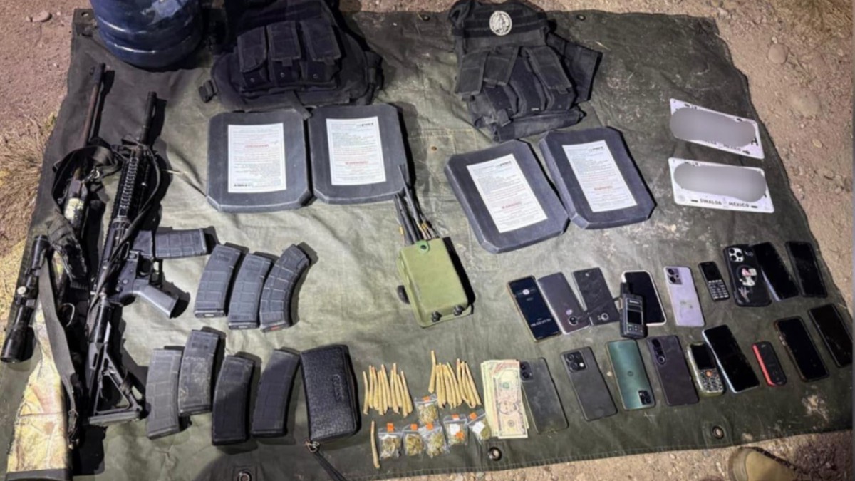Arsenal y celulares conseguidos durante un operativo en Sinaloa.