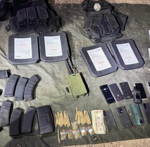 Arsenal y celulares conseguidos durante un operativo en Sinaloa.