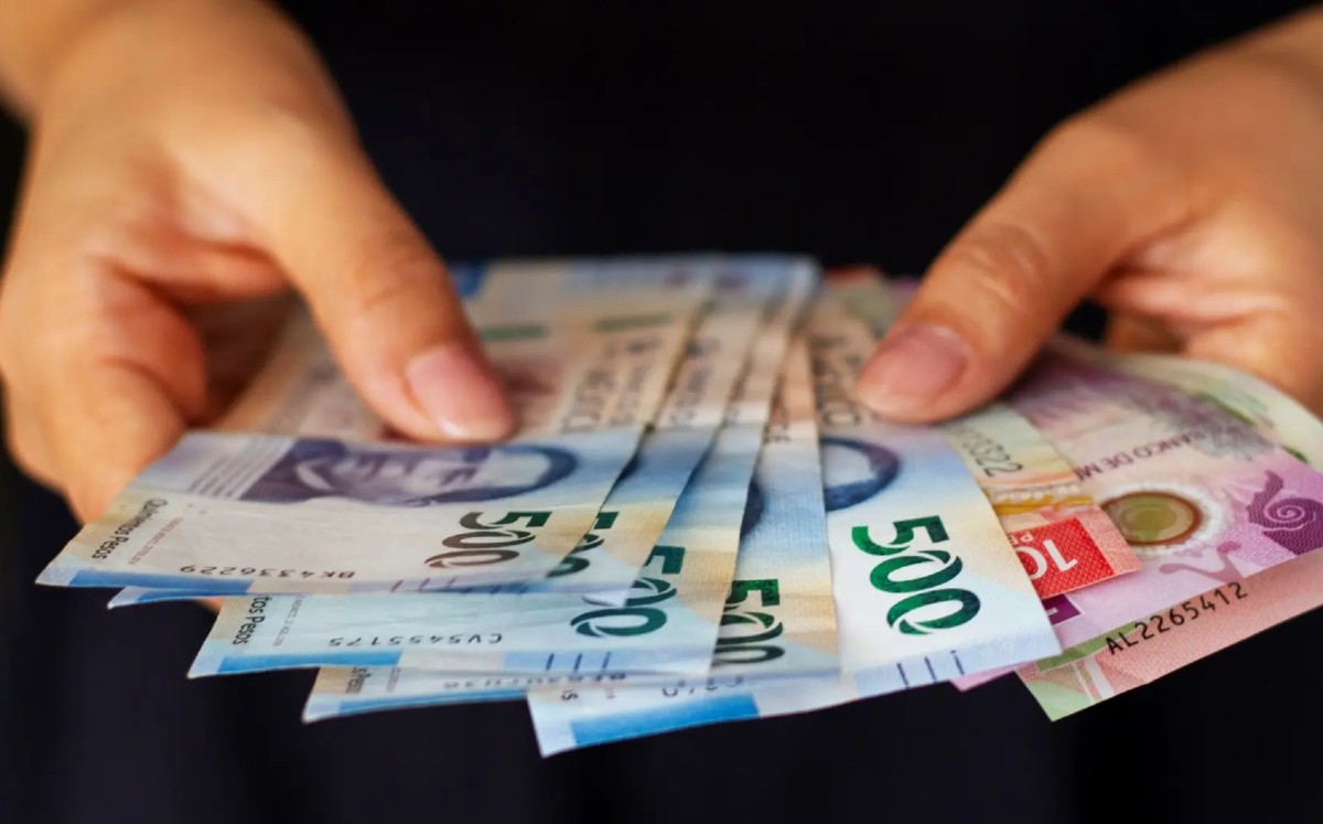 Billetes mexicanos de diferentes denominaciones