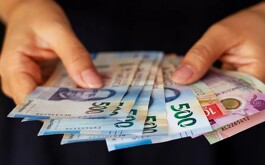 Billetes mexicanos de diferentes denominaciones