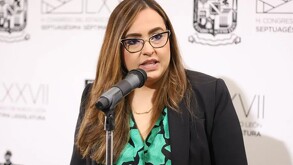 Consejera presidenta de InfoNL, Brenda González, hablando en Congreso.