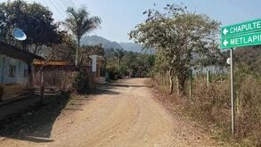 Camino de terracería donde se encuentran distintas casas en el municipio de Coacoatzintla, Veracruz.