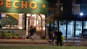 Mientras ingresaba a un bar de Guadalajara, un hombre fue agredido a balazos y murió.