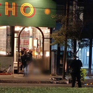 Mientras ingresaba a un bar de Guadalajara, un hombre fue agredido a balazos y murió.