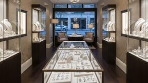 En la imagen se observan diversas joyas en aparadores.