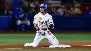 Jared Serna celebrando una jugada con los Charros de Jalisco en la LMP