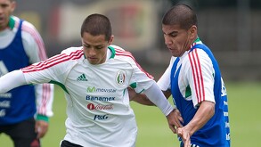 Javier 'Chicharito' Hernández y Carlos Salcido en un entrenamiento con la Selección Mexicana previo al Mundial de Sudáfrica 2010.