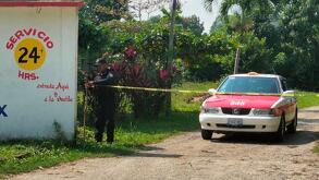 Taxi saliendo del motel Siesta ubicado en el municipio de Las Choapas, en Veracruz.