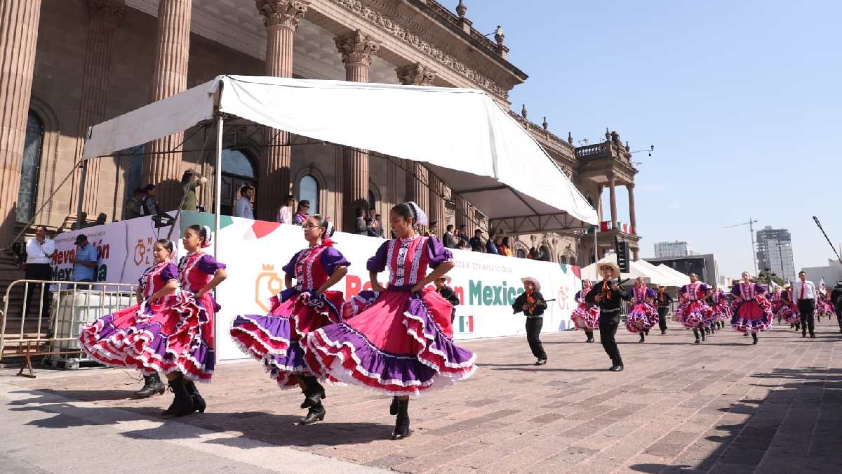 Jóvenes bailando en el Desfile de la Revolución Mexicana en Monterrey.