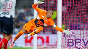 Keylor Navas atajando un tiro en el partido de Pumas vs Rayados en la Liga MX.