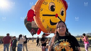 Familias reunidas a las afueras del Parque Metropolitano disfrutando del Festival del Globo en León.