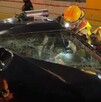 Bomberos se encuentran auxiliando en un accidente donde está involucrado un automóvil con los vidrios estrellados.