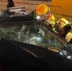 Bomberos se encuentran auxiliando en un accidente donde está involucrado un automóvil con los vidrios estrellados.