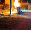 Auto de costado incendiándose