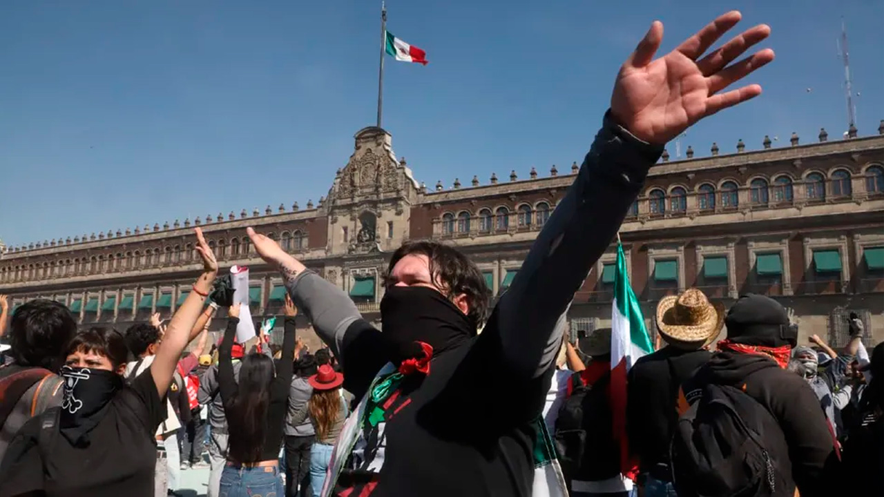 La marcha de la Generación Z reunió a 17 mil personas en el Zócalo de CdMx y derivó en disturbios cuando un grupo de encapuchados derribó vallas y atacó a polic