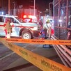 Ambulancia de la Cruz Roja y elementos de Protección Civil y Bomberos de Zapopan detrás de una cinta policiaca que acordona el exterior de la obra abandonada