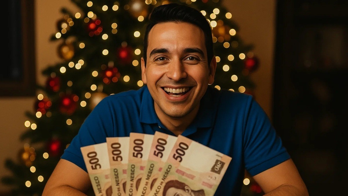 Hombre trabajadore recibiendo el pago de su aguinaldo.