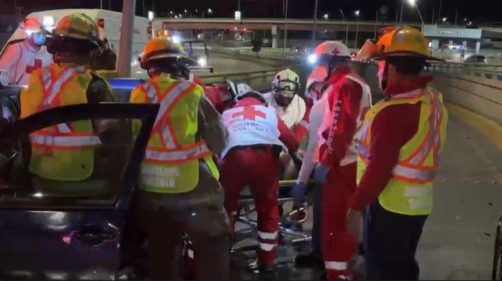 La conductora, una mujer más y un hombre quedaron atrapados dentro de la unidad, por lo que Bomberos utilizó las quijadas de la vida para liberarlos.