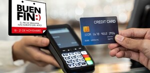 Persona sosteniendo una tarjeta de crédito azul frente a una terminal bancaria siendo sostenida por otra persona