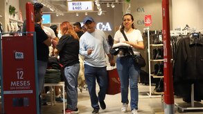 una pareja comprando en una tienda durante el buen fin en puebla