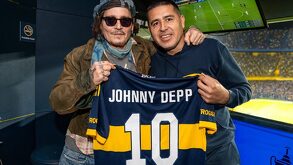 Juan Román Riquelme posando para una fotografía en un palco de 'La Bombonera' junto a Johnny Depp y una camiseta de Boca Juniors.