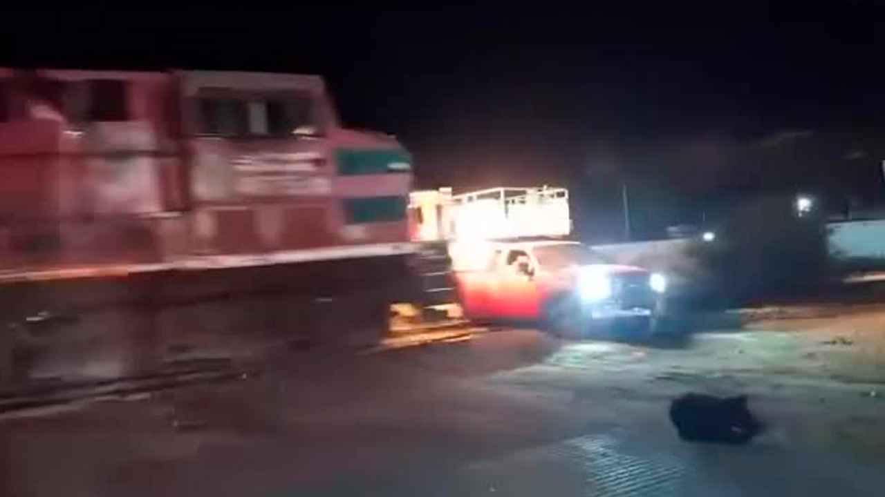 La madrugada de este lunes, una camioneta fue impactada por el tren en San Pedro, Coahuila, luego de haber quedado atorada en las vías.