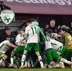 Jugadores de la Selección de Irlanda celebrando el gol anotado a Hungría sobre la hora.