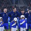 Jugadores de la Selección Italiana en la formación al entonar los himnos nacionales.