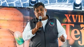 Hombre hablando ante un micrófono.