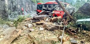 Imagen de Associated Press (AP) de un autobús destrozado en Vietnam tras un terrible accidente en deslave.