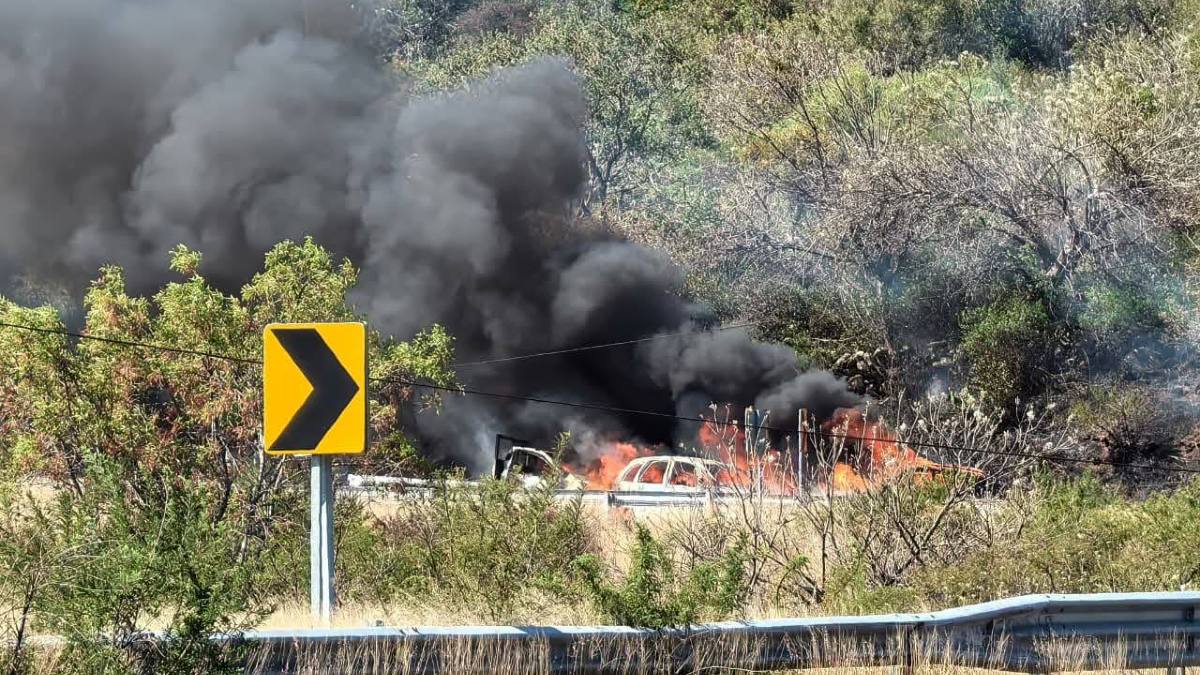 Bloqueos carreteros y enfrentamientos en Michoacán