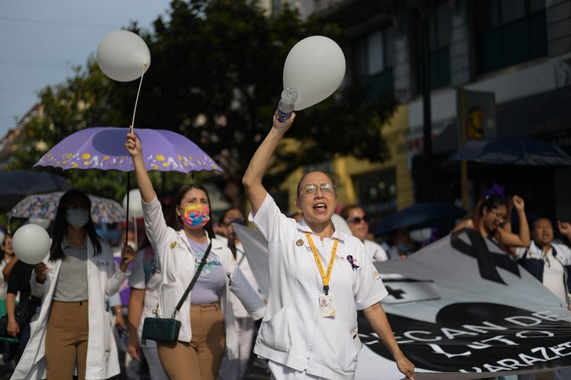 Mujeres vestidas de blanco durante una protesta en las calles de Xalapa, Veracruz.