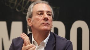 El alcalde de Puebla, José Chedraui Budib, con las manos cruzadas y mirando hacia el frente.