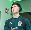 Armando González caminando por los pasillos del Estadio Corona previo al parido de México vs Uruguay.