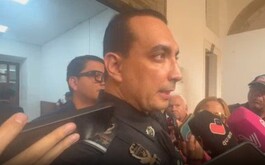 Juan Pablo Hernández con diversos micrófonos