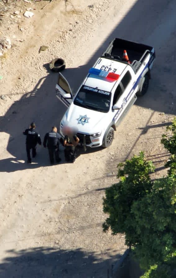 Policías Municipales en la escena del crimen donde asesinaron a un elemento.