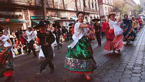 Alumnos en un salón de clases, por conmemoración del aniversario de la revolución mexicana, el próximo 20 de noviembre.