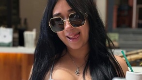 Mujer con gafas oscuras enseñando la lengua en una fotografía.