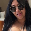 Mujer con gafas oscuras enseñando la lengua en una fotografía.