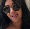 Mujer con gafas oscuras enseñando la lengua en una fotografía.