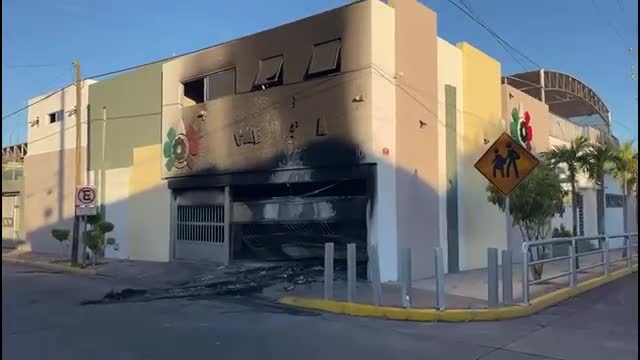 Una oleada de violencia impactó a la comunidad educativa de Culiacán, luego de que un comando armado atacara e incendiara un colegio privado.