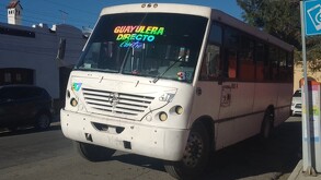 En la imagen se observa un camión de transporte público Guayulera Directo Centro blanco con número económico 37.