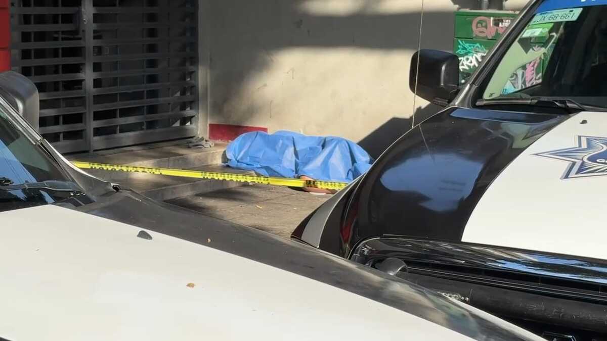 Manta sobre un cuerpo en la calle