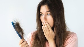 Mujer con caída de cabello