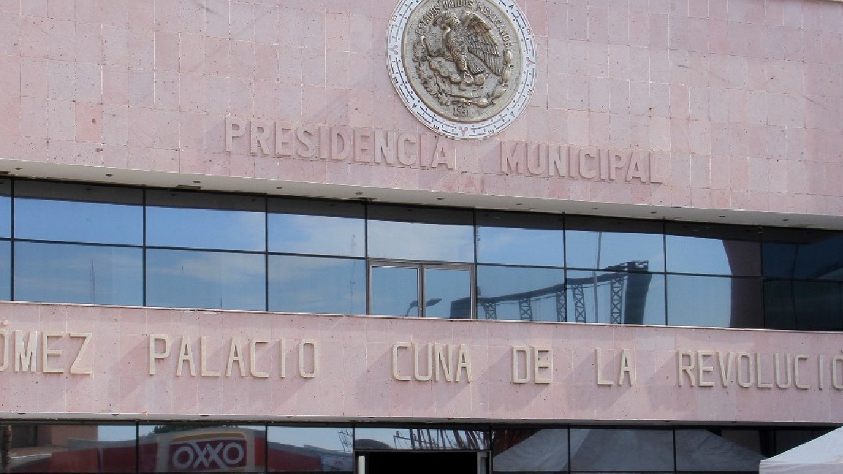 Edificio en color café con el escudo nacional mexicano (presidencia de Gómez Palacio)