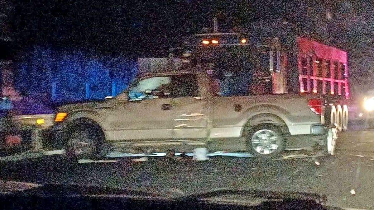 Camioneta siendo embestida por un tráiler en una carretera, de noche.