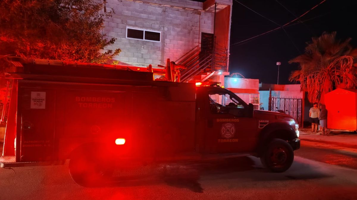 Camión de bomberos afuera de un domicilio que se consumió por completo por el fuego.