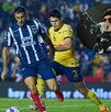 Germán Berterame disputando un balón contra Israel Reyes en un partido América vs Rayados en el estadio Ciudad de los Deportes.
